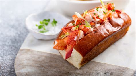  Lobster Roll - Delikatne mięso homara w puszystym pieczywie, idealne na letni piknik!