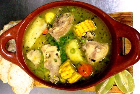  Sancocho de Gallina:  Zapachowe i kremowe danie z bogactwem aromatycznych warzyw!