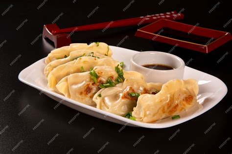  Jinhua Wontons: Czy ten delikatny przysmak z nadzieniem z wieprzowiny skrywa tajemnicę smaków?