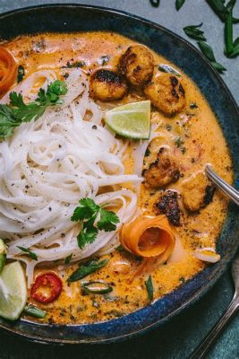  Khao Soi: Intensywne Curry Z Mlecznym Kokosem I Chrupiącymi Toppingami - Podróż Kulinarna do Wichity!