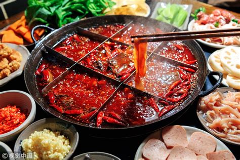  Spicy Chongqing Hotpot: Zgodnie z tradycją, aromatyczne i pikantne doznania w każdym łyku!